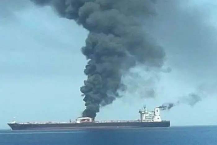 Две ракети удариха ирански танкер до пристанище на Саудитска Арабия