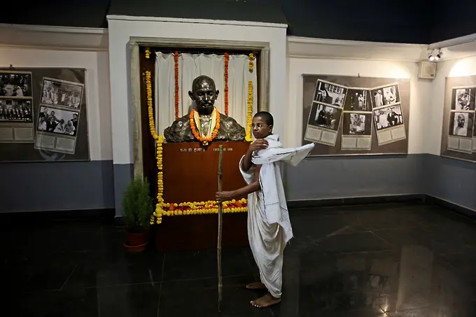Обявен за расист и сексист: застрашен ли е митът за Ганди?