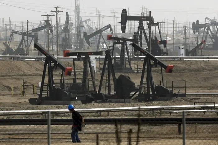 Петролът поевтиня заради скъпия долар и облаците над световната икономика