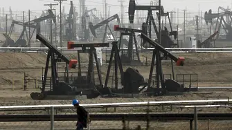 Петролът поевтиня заради скъпия долар и облаците над световната икономика