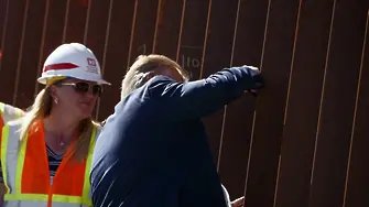 Тръмп написа името си на стената с Мексико