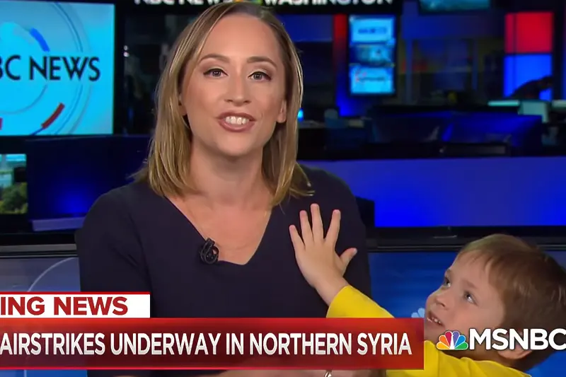 Когато си в ефир и говориш за турската атака в Сирия, а детето иска да ти каже нещо (ВИДЕО)
