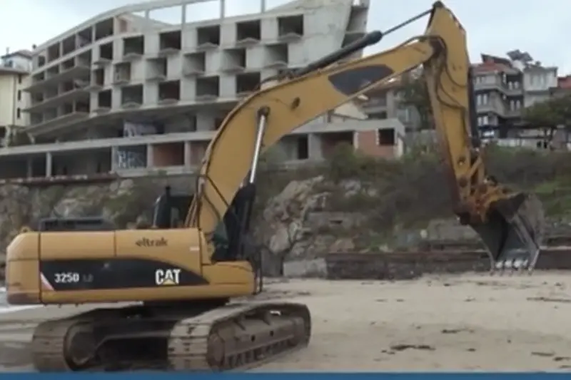 Багер разкопа плаж в Созопол и изгради дига на морския бряг