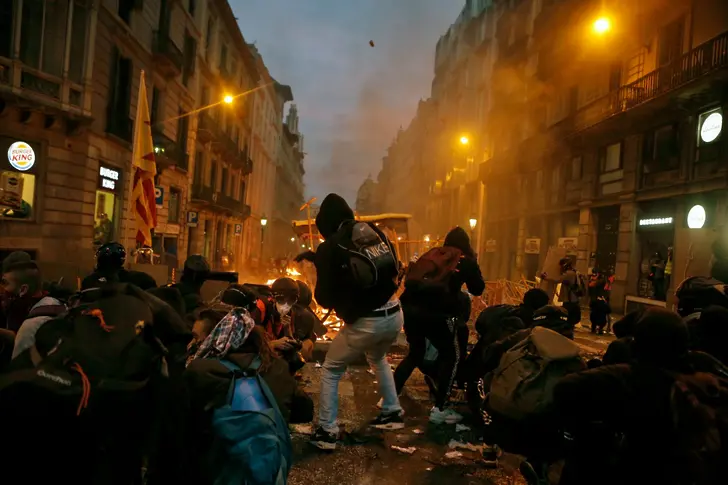 182-ма пострадали при снощните протести в Каталуня