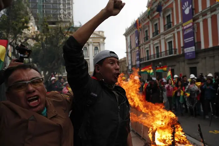 Боливия е в хаос след оставката на крайнолевия ѝ президент
