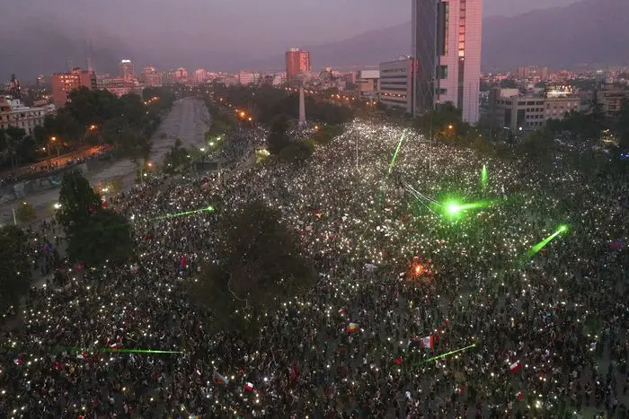 Под натиска на улицата Чили ще сменя конституцията от времето на Пиночет