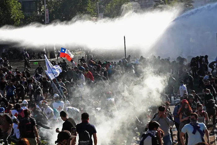 Протестите в Чили продължават, вземат още жертви (СНИМКИ)