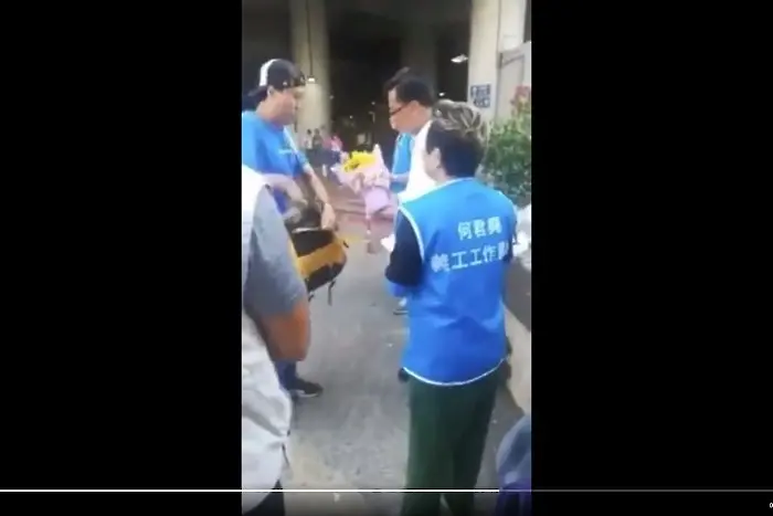 Протестиращ от Хонконг наръга прокитайски депутат