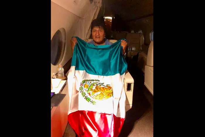Моралес отлетя за Мексико, получи политическо убежище