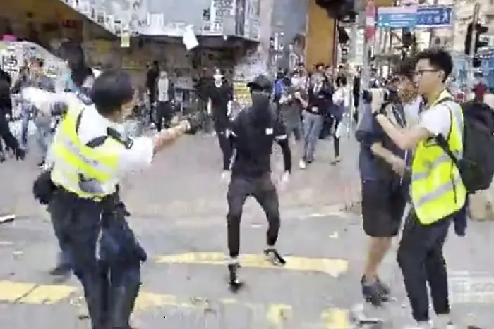 Полицай от Хонконг простреля демонстрант