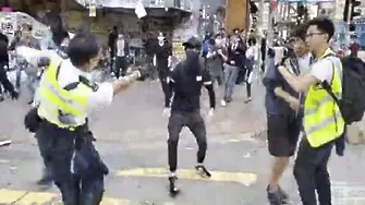 Полицай от Хонконг простреля демонстрант