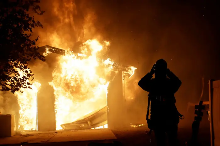 Потушиха най-големия пожар в Калифорния през 2019 г.