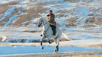 Ким геройски изкачи най-високия връх на Корея... на бял кон