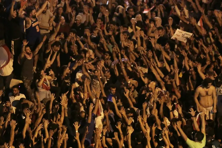 Как заради WhatsApp тръгнаха протестите, които парализираха Ливан
