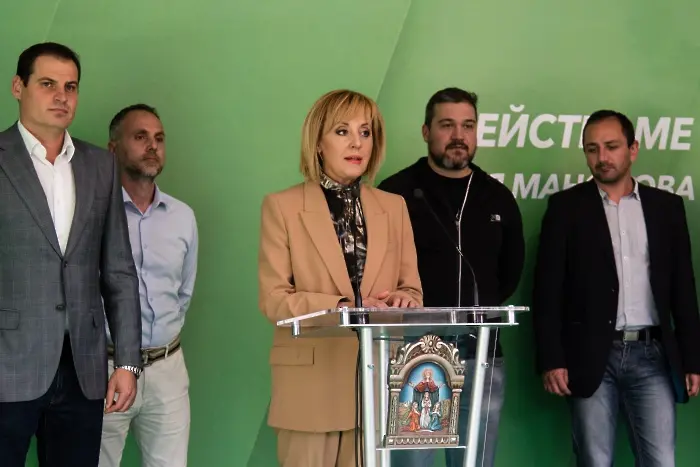 Мая Манолова внася жалбата за кметския вот в София