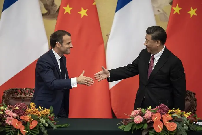 Вижте как Макрон намества Франция в освободеното от Тръмп място в Китай
