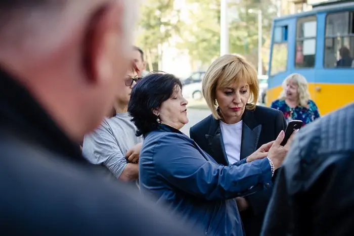 Манолова прекара с граждани последния ден от кампанията преди първия тур (ВИДЕО)