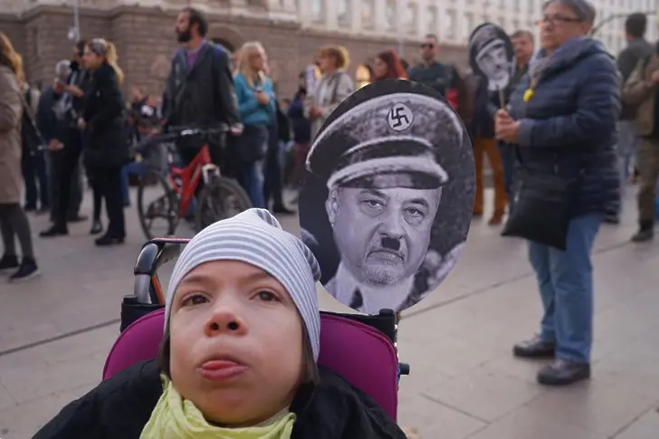 Майки на деца с увреждания излизат на протест срещу избора на Валери Симеонов
