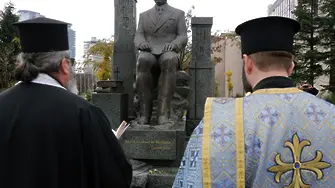 Край НДК вече има паметник на Симеон Радев