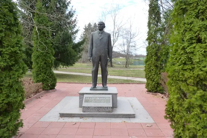 В България комунизмът е престъпен, но българи носят цветя на паметника на главния комунист