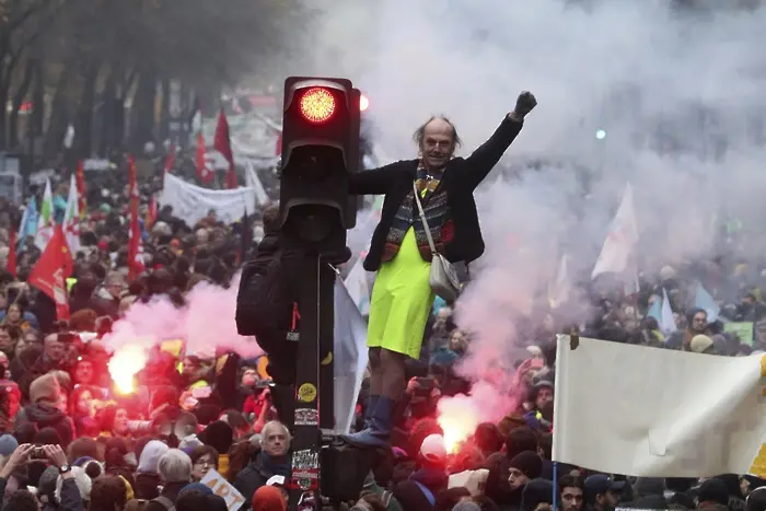 800 000 протестиращи парализираха Франция (ВИДЕО, СНИМКИ)