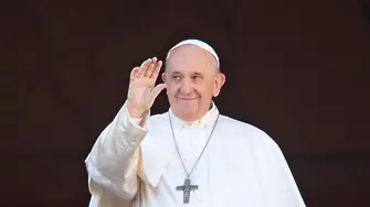 Папа Франциск призова за мир, защити мигрантите в коледното си послание