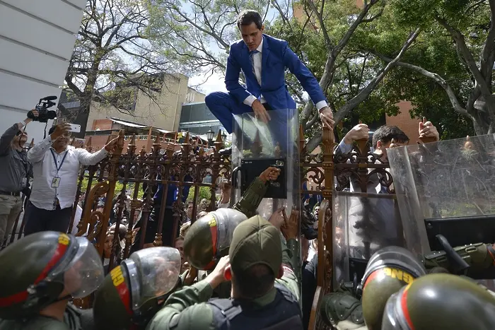 Войници с щитове блокираха Гуайдо от Конгреса на Венецуела (ВИДЕО) (СНИМКИ)