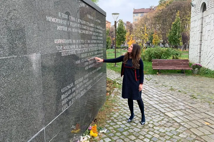 US посланичката се поклони пред жертвите на комунизма (СНИМКИ)
