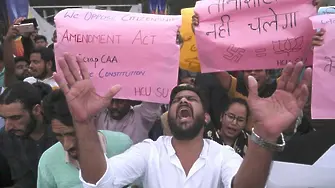 Ислямофобски закон за гражданство разпали религиозни протести в Индия (ВИДЕО)
