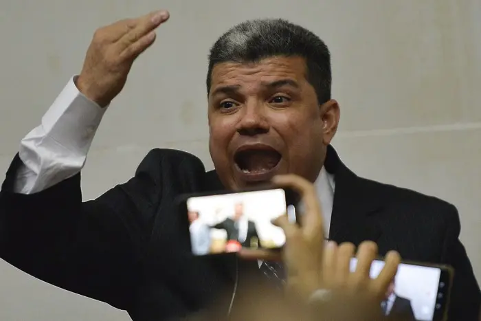 Хора на Мадуро се опитали да освободят замразени у нас фондове на режима му