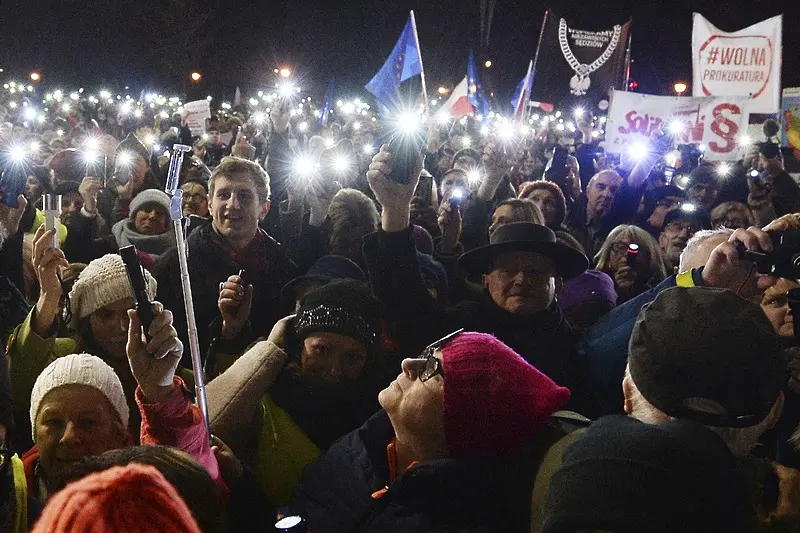 Ето как протестират в Полша в защита на върховенството на закона