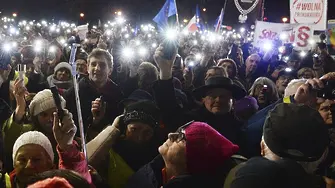 Ето как протестират в Полша в защита на върховенството на закона