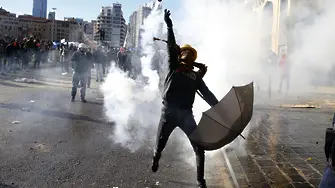 Водни оръдия срещу протестиращите в Бейрут, правителството спечели вот на доверие (СНИМКИ)