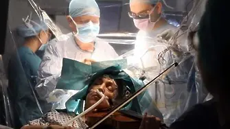 Цигуларка свири, докато махат тумор от мозъка ѝ (ВИДЕО)