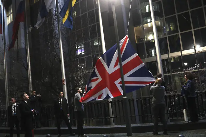 Виж как свалиха британския флаг в Брюксел (СНИМКИ+ВИДЕО)