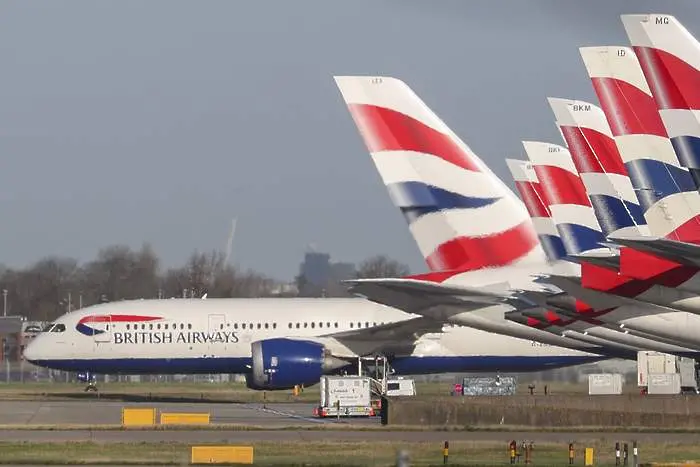 Стотици полети са отменени във Великобритания заради бурята 