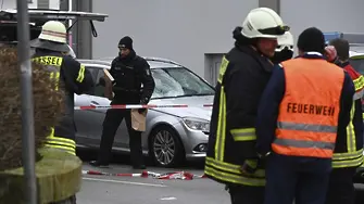 Кола се вряза в карнавално шествие в Германия, поне 30 са ранени (ОБНОВЕНА)