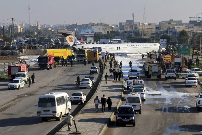Ирански самолет със 135 души се приземи на булевард (ВИДЕО)