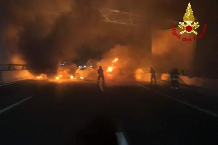 Крадци блокират магистрала с огън, за да оберат пикап с инкасо