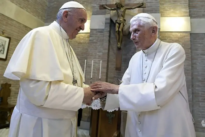 Той подхранва сагата за двамата конкуриращи се папи