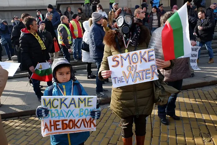 Перничани пред Министерския съвет - искат оставки за кризата с водата (СНИМКИ)