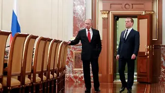 Руското правителство подаде оставка. Путин иска днешната си власт на утрешен пост