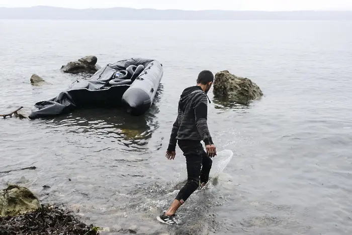 ЕС иска Гърция да премести бежанците от островите си
