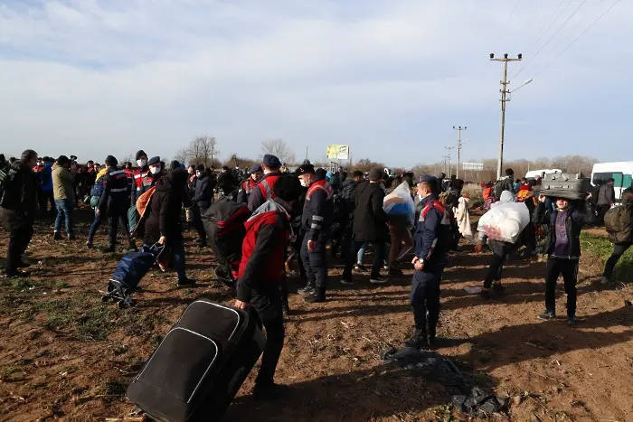 Турски министър: 130 000 бежанци са преминали към ЕС