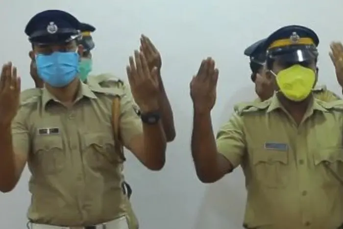 Танц на индийски полицаи с маски как да си мием ръцете (ВИДЕО)
