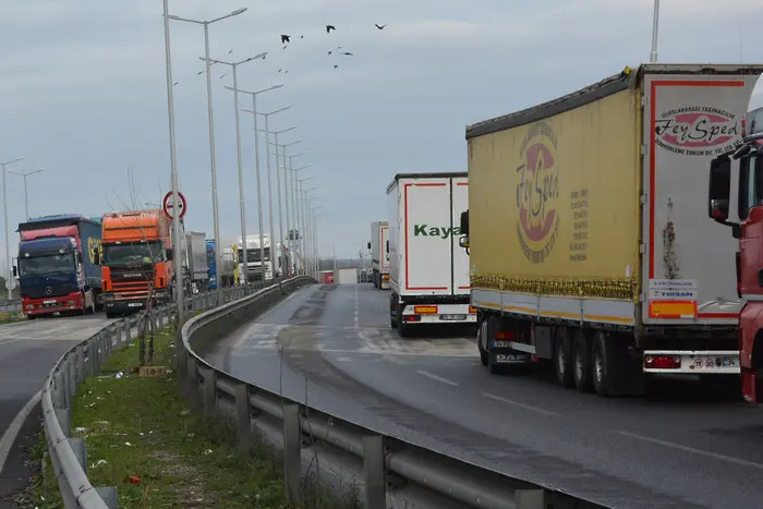Два часа чакат камионите със стоки по границата ни с Румъния