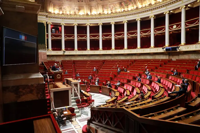 Франция: Правителството ще управлява с декрети
