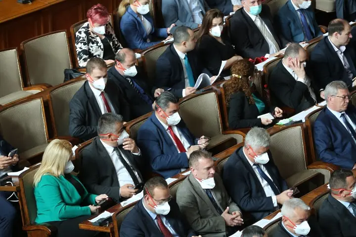 Парламентът връща заплатата на доц. Кунчев още във вторник. Май и на министрите