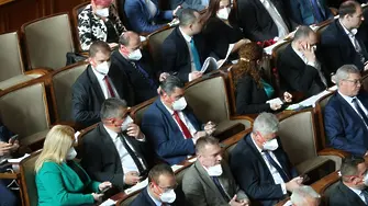 Парламентът връща заплатата на доц. Кунчев още във вторник. Май и на министрите