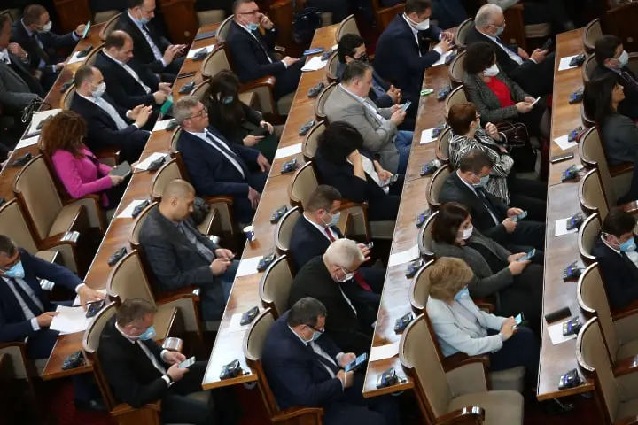 Коронавирусът в парламента отмени дебатите за дълга. Гечев видя нещо съмнително